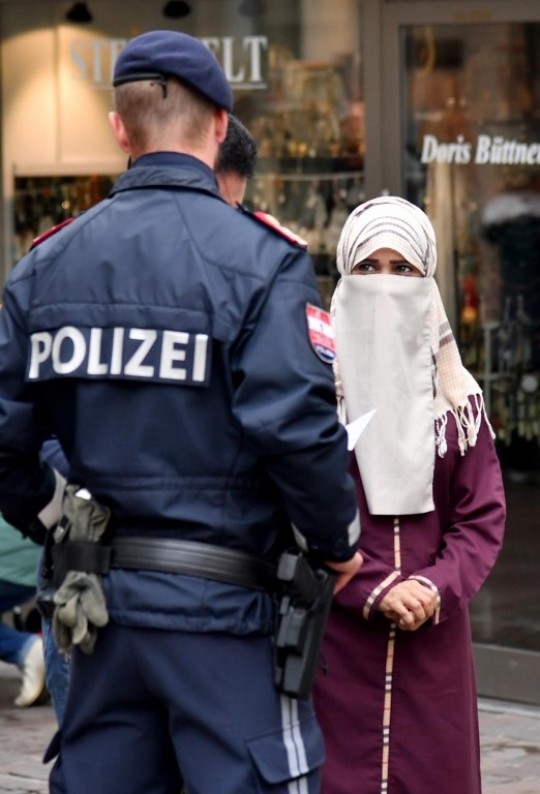 Aksi polisi Austria paksa muslimah lepas cadar