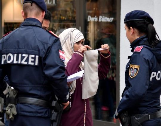 Aksi polisi Austria paksa muslimah lepas cadar