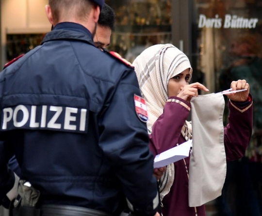 Aksi polisi Austria paksa muslimah lepas cadar