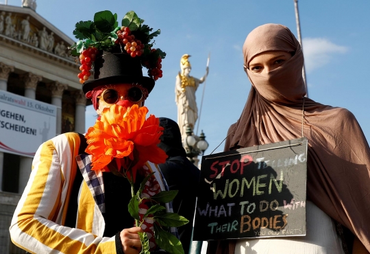 Aksi polisi Austria paksa muslimah lepas cadar