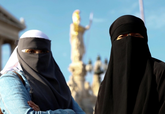 Aksi polisi Austria paksa muslimah lepas cadar