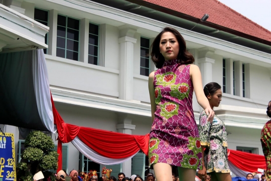 Model-model cantik semarakkan fashion show batik Malangan