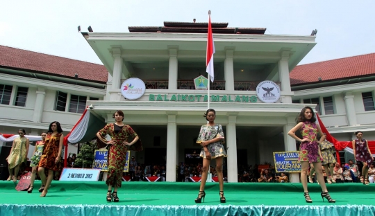 Model-model cantik semarakkan fashion show batik Malangan