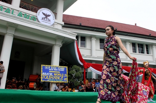 Model-model cantik semarakkan fashion show batik Malangan