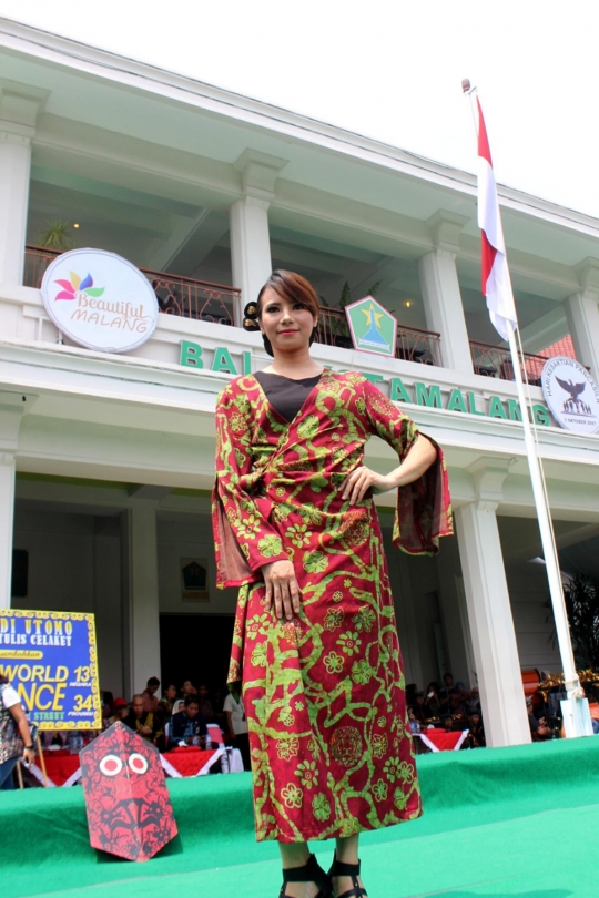 Model-model cantik semarakkan fashion show batik Malangan