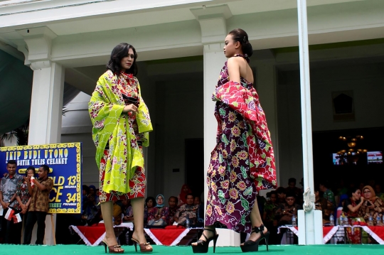 Model-model cantik semarakkan fashion show batik Malangan