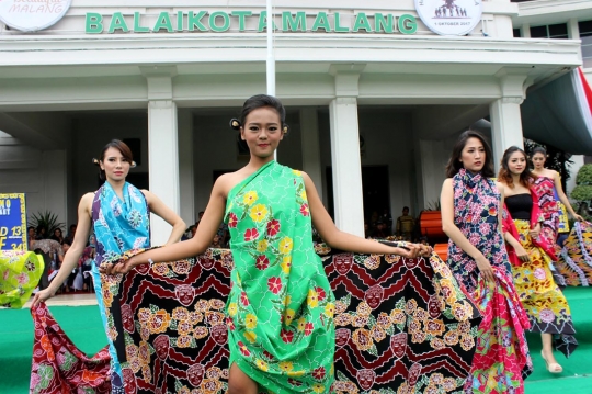 Model-model cantik semarakkan fashion show batik Malangan