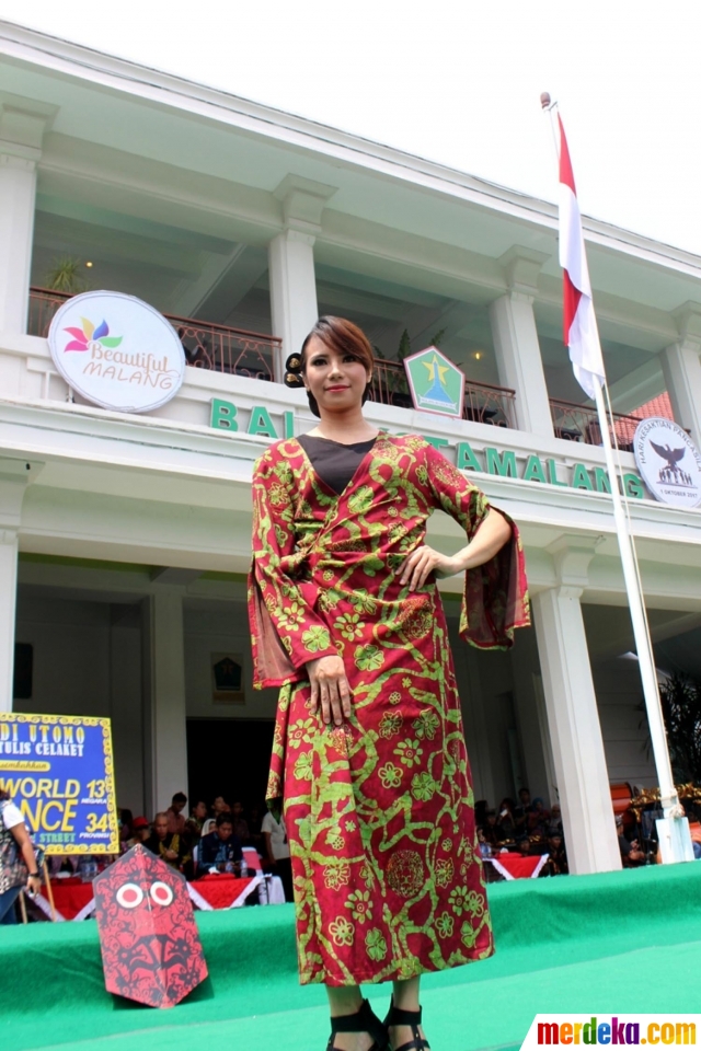 Foto Model model cantik semarakkan fashion show batik  