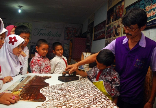 Hari Batik Nasional, murid SD se-Bogor belajar membatik