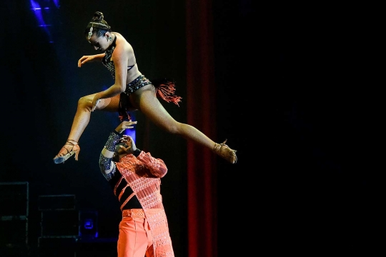 Gerakan seksi pasangan penari Kolombia di Festival Salsa Dunia