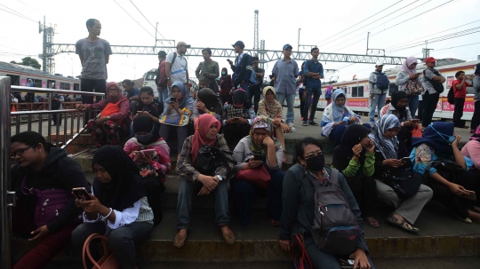 Imbas KRL anjlok, penumpang terlantar di Stasiun Manggarai