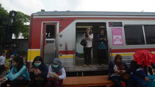 Imbas KRL anjlok, penumpang terlantar di Stasiun Manggarai