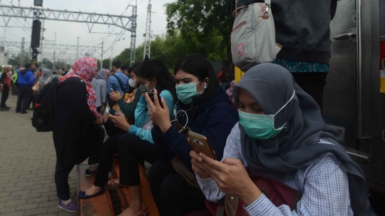 Imbas KRL anjlok, penumpang terlantar di Stasiun Manggarai