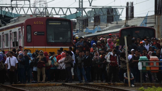 Imbas KRL anjlok, penumpang terlantar di Stasiun Manggarai