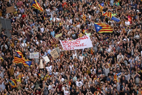 Referendum kemerdekaan dilarang, massa menyemut dan lumpuhkan jalanan Barcelona