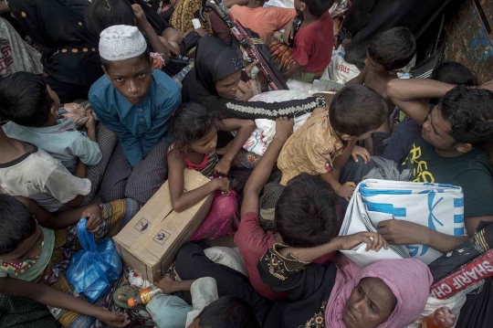 Demi mengungsi ke Bangladesh, warga Rohingya berjejalan di bak truk