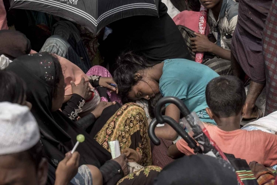 Demi mengungsi ke Bangladesh, warga Rohingya berjejalan di bak truk