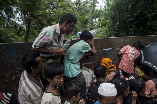 Demi mengungsi ke Bangladesh, warga Rohingya berjejalan di bak truk