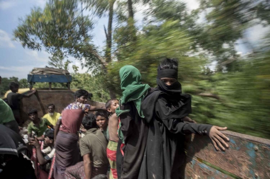Demi mengungsi ke Bangladesh, warga Rohingya berjejalan di bak truk