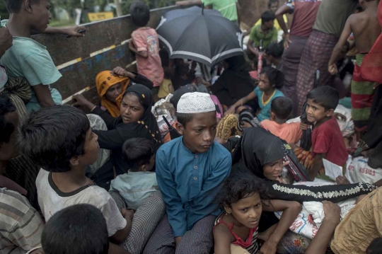Demi mengungsi ke Bangladesh, warga Rohingya berjejalan di bak truk