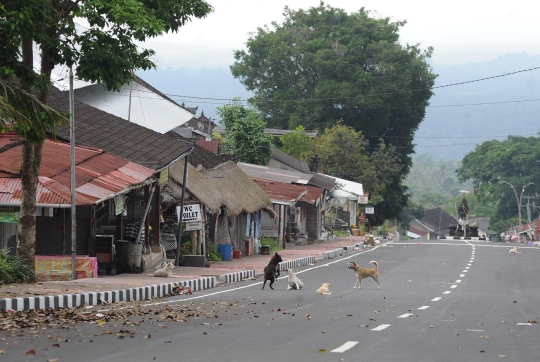 Sepinya kawasan Pura Besakih ditinggal warga mengungsi