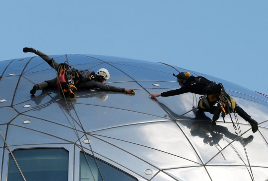 Mendebarkan, begini tugas pembersih Atomium, bangunan kristal besi 102 meter