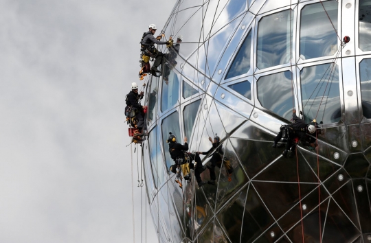 Mendebarkan, begini tugas pembersih Atomium, bangunan kristal besi 102 meter