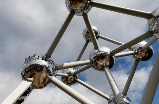 Mendebarkan, begini tugas pembersih Atomium, bangunan kristal besi 102 meter