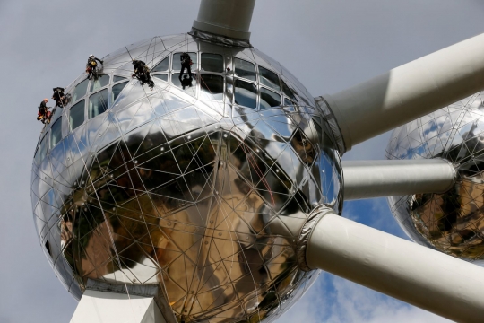 Mendebarkan, begini tugas pembersih Atomium, bangunan kristal besi 102 meter