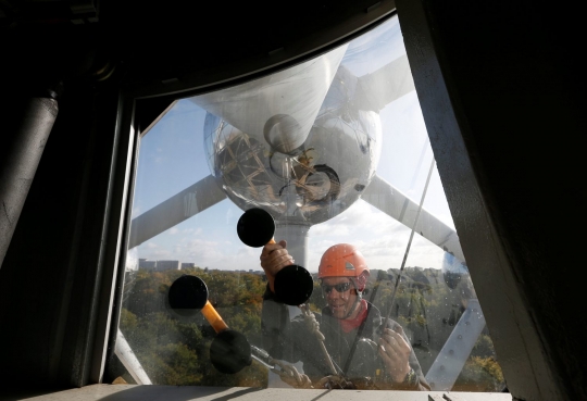 Mendebarkan, begini tugas pembersih Atomium, bangunan kristal besi 102 meter