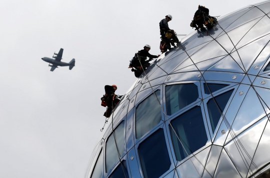 Mendebarkan, begini tugas pembersih Atomium, bangunan kristal besi 102 meter