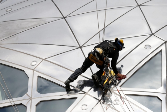 Mendebarkan, begini tugas pembersih Atomium, bangunan kristal besi 102 meter