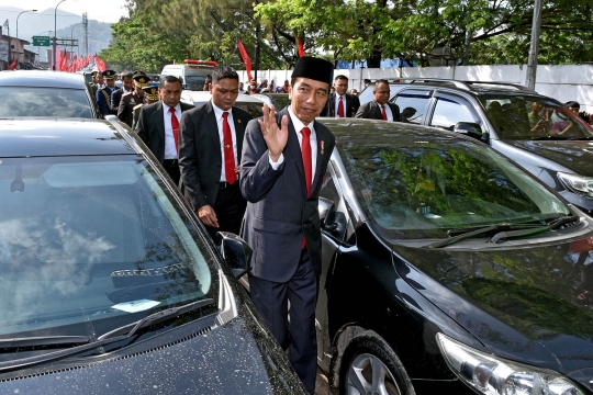 Ini aksi Jokowi jalan kaki terobos macet ke acara HUT TNI