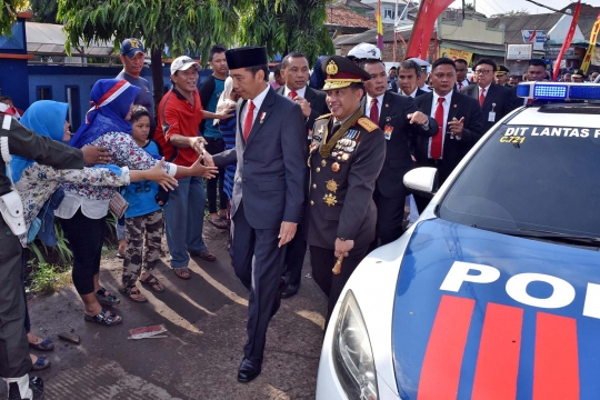 Ini aksi Jokowi jalan kaki terobos macet ke acara HUT TNI