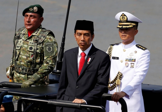 Ini aksi Jokowi jalan kaki terobos macet ke acara HUT TNI