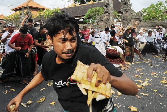 Melihat serunya tradisi Perang Tipat di Bali