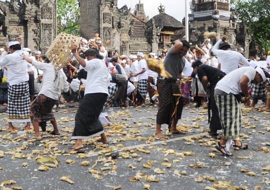Melihat serunya tradisi Perang Tipat di Bali