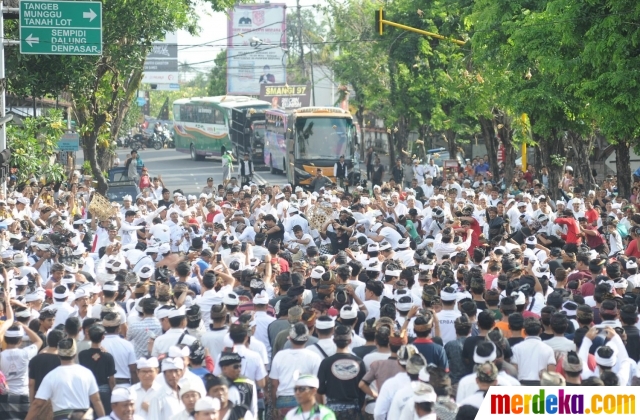 Foto : Melihat serunya tradisi Perang Tipat di Bali 