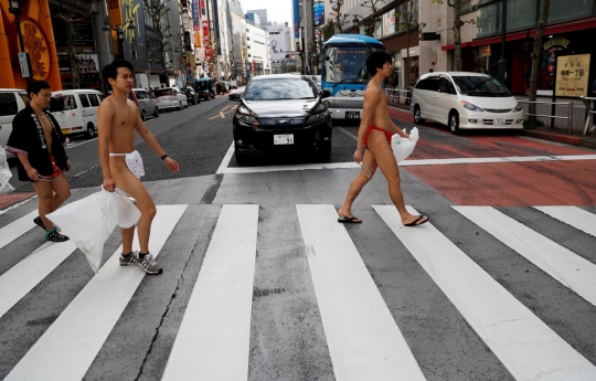 Keliling Tokyo, relawan ini pungut sampah berpakaian celana dalam