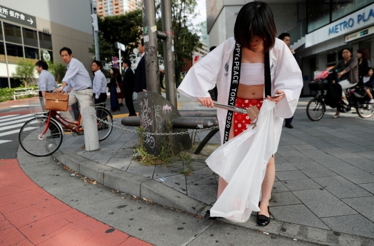Keliling Tokyo, relawan ini pungut sampah berpakaian celana dalam