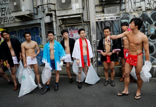 Keliling Tokyo, relawan ini pungut sampah berpakaian celana dalam