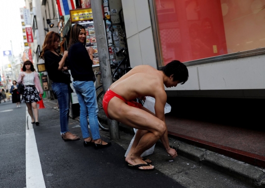 Keliling Tokyo, relawan ini pungut sampah berpakaian celana dalam