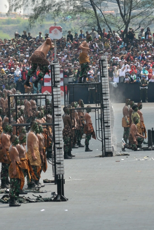 Atraksi berbahaya dan menegangkan prajurit di HUT TNI ke-72