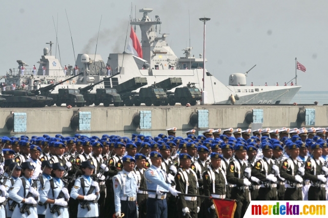 Foto : Atraksi berbahaya dan menegangkan prajurit di HUT 
