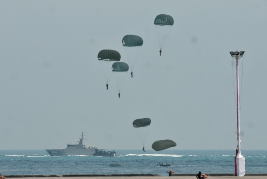 Aksi-aksi prajurit TNI pamer kekuatan di darat, laut, dan udara