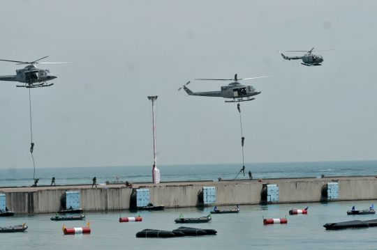 Aksi-aksi prajurit TNI pamer kekuatan di darat, laut, dan udara