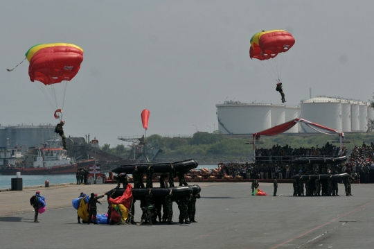 Aksi-aksi prajurit TNI pamer kekuatan di darat, laut, dan udara