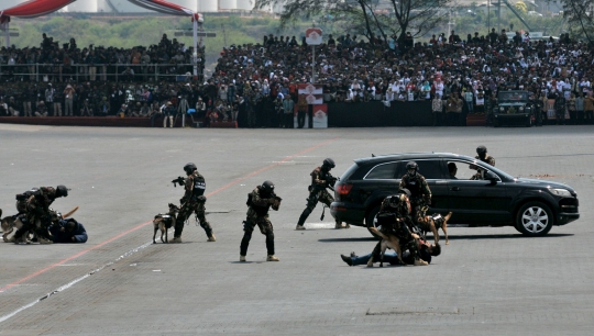 Aksi-aksi prajurit TNI pamer kekuatan di darat, laut, dan udara