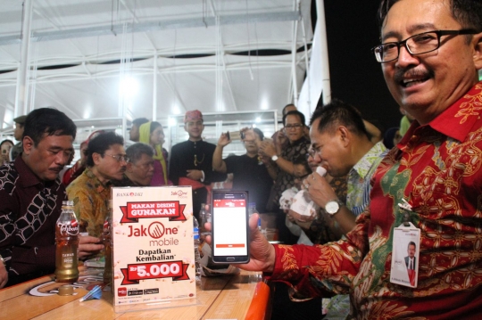 Djarot nikmati layanan aplikasi JakOne Mobile di Kota Tua