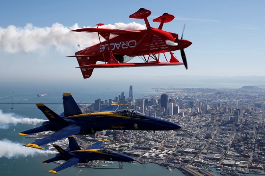 Aksi Oracle bermanuver terbalik di atas Blue Angels